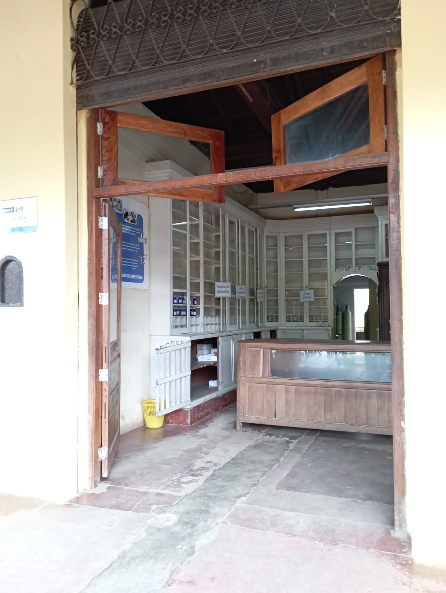 De Herborist van Aalden, Een lege apotheek in Viñales, Cuba. Over de heg; een reisapotheek van een herborist voor Cuba