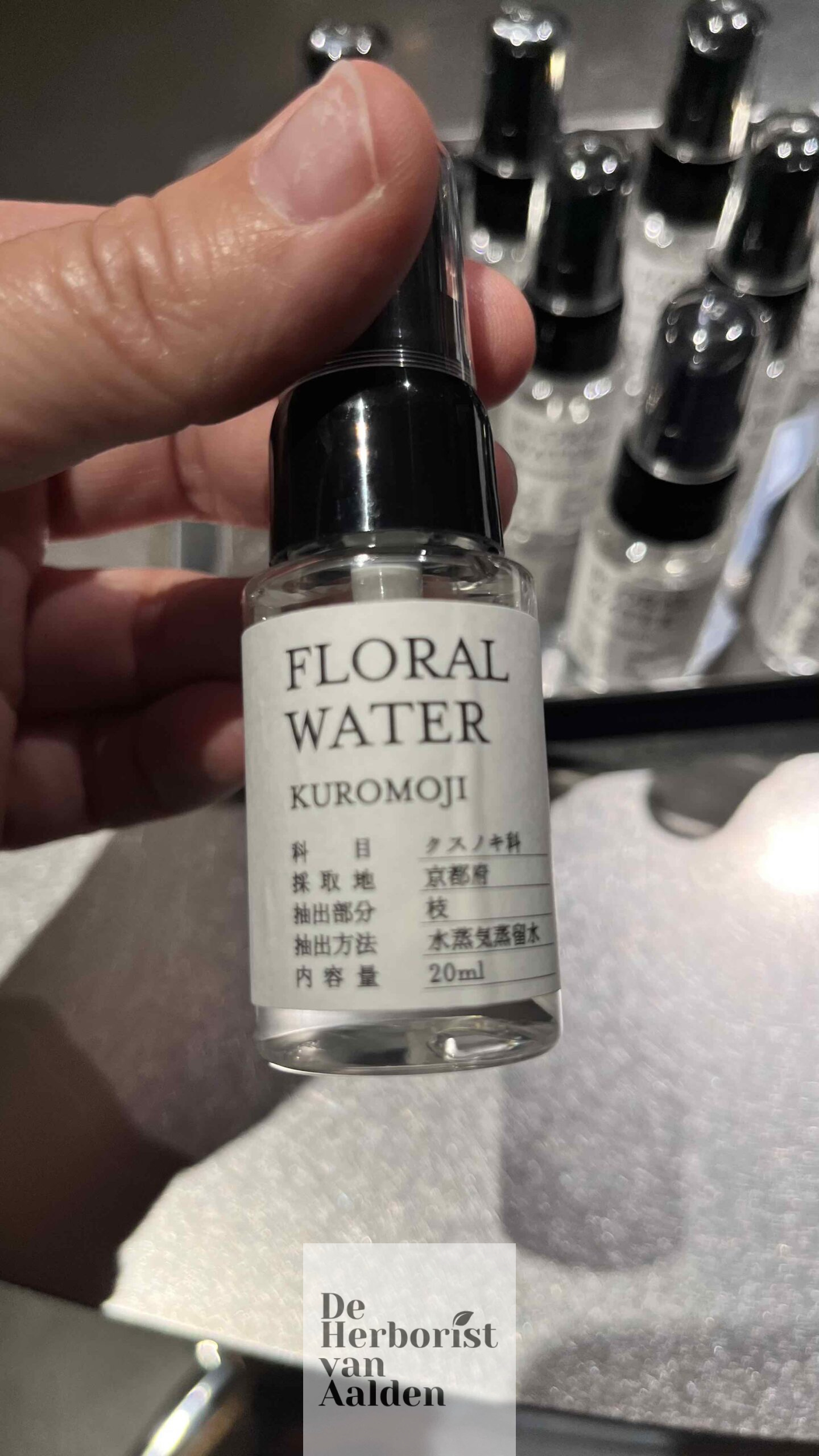 © De Herborist van Aalden in Japan, Kruiden destilleren in Kyoto, Floraal water